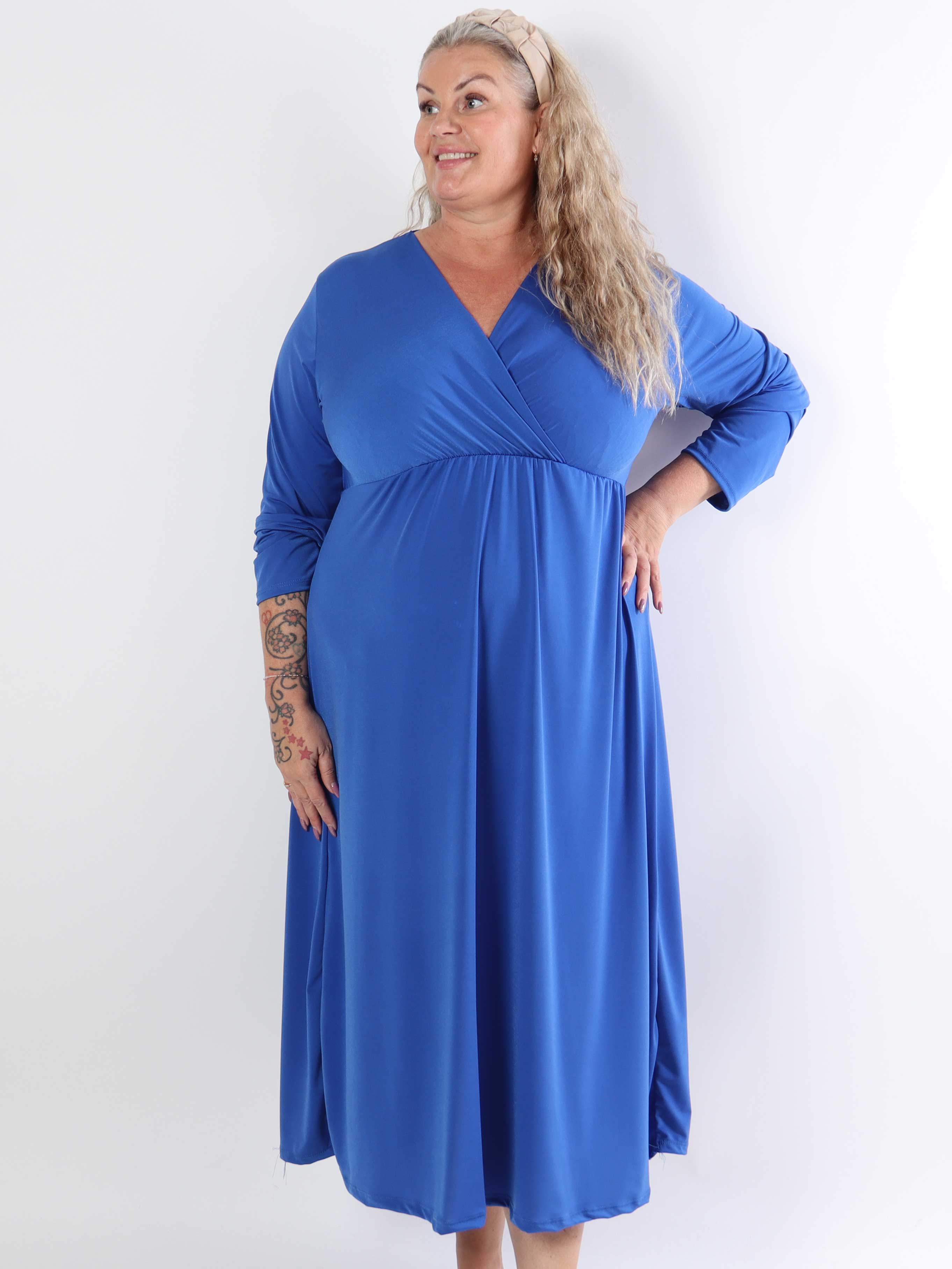 Nelly Plain - Elastisk plus size ensfarvet kjole i viskose